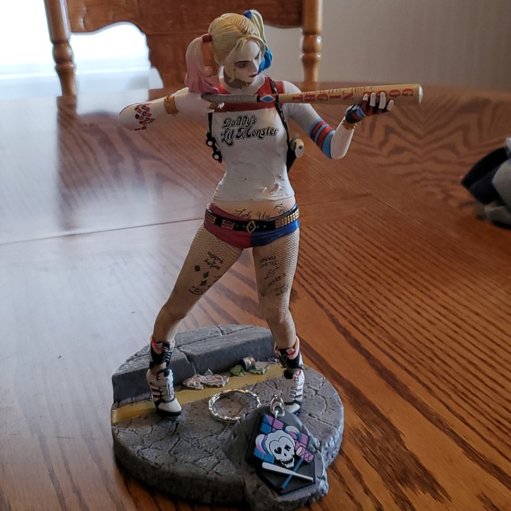 Harley quinn keypers statue